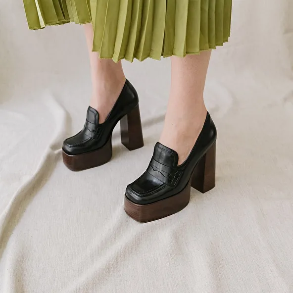 Platform loafers with square toe in black leather